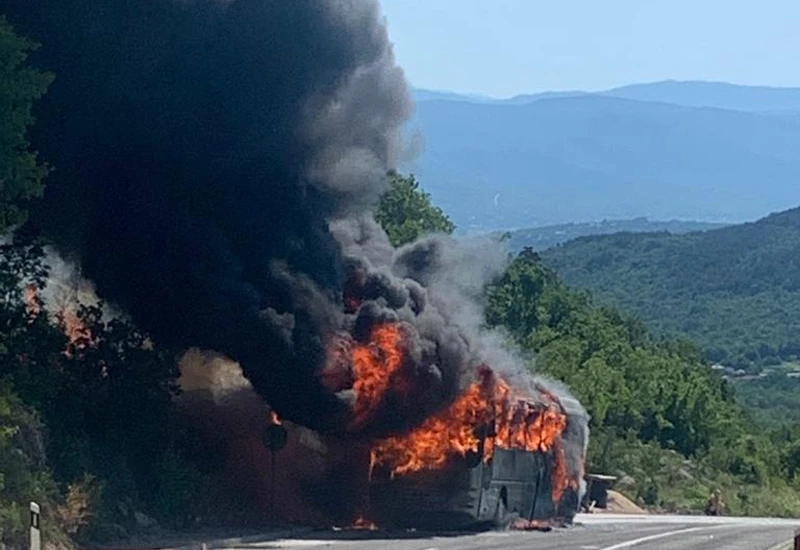 Imotski: Izgorio autobus širokobriješke tvrtke koji je vozio djecu na ekskurziju