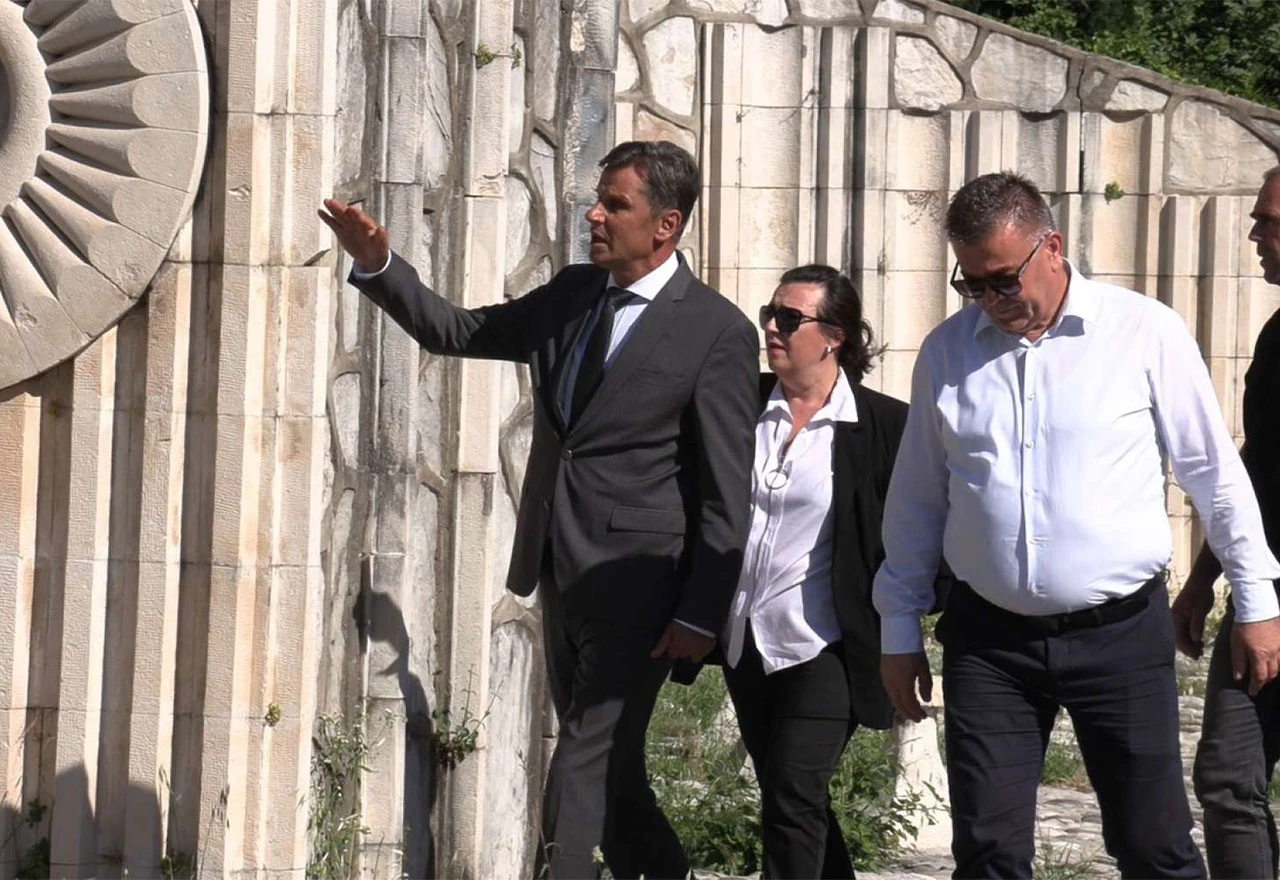 Novalić na Partizanskom: Ovaj čin devastacije ne smije ostati bez kazne