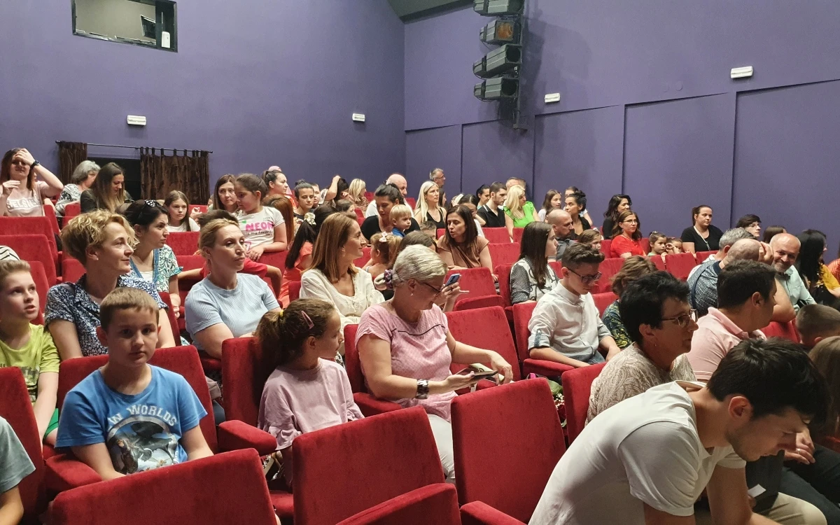 Mostarski mališani uživali u predstavi ''Snjeguljac''