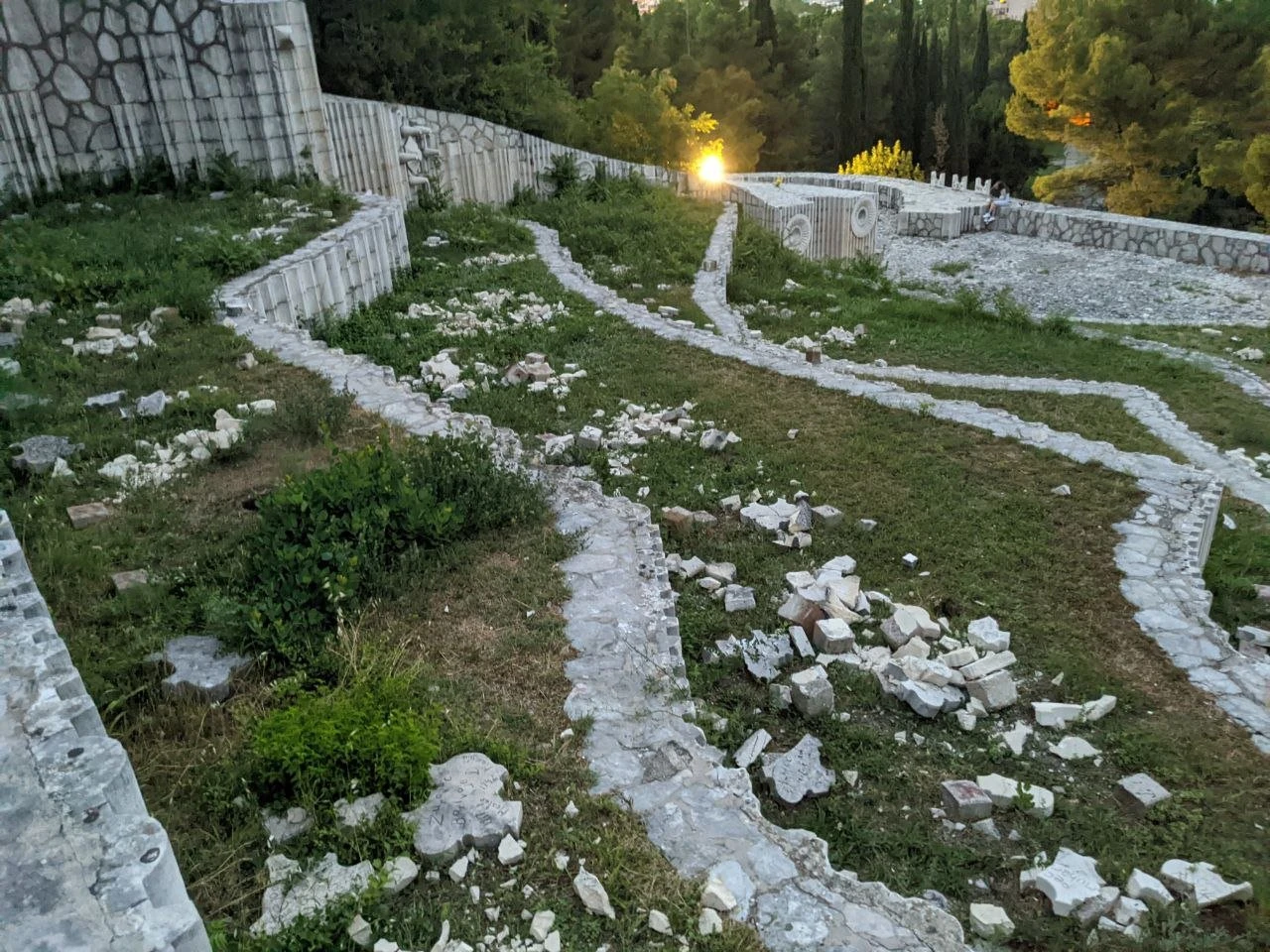 Novalić osudio vandalizam na Partizanskom groblju i 'opleo' po SDP-u