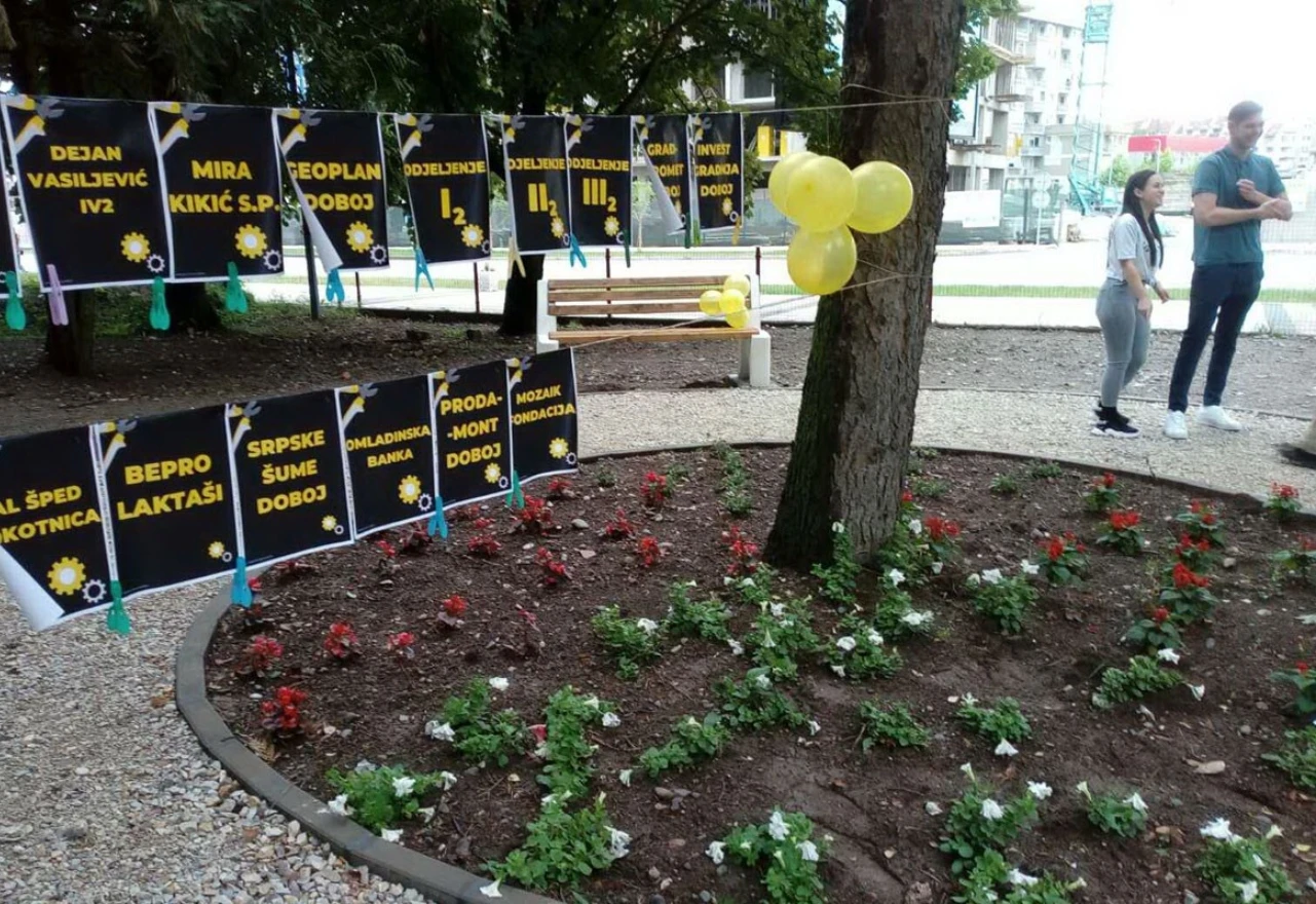 Maturanti uzeli lopate u ruke pa izgradili park