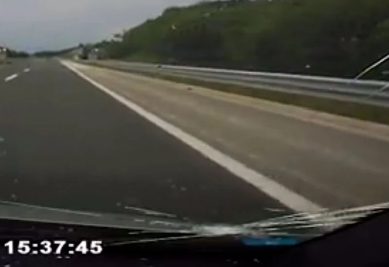 Lepenica-Vlakovo: S nadvožnjaka bacio kamen na automobil!