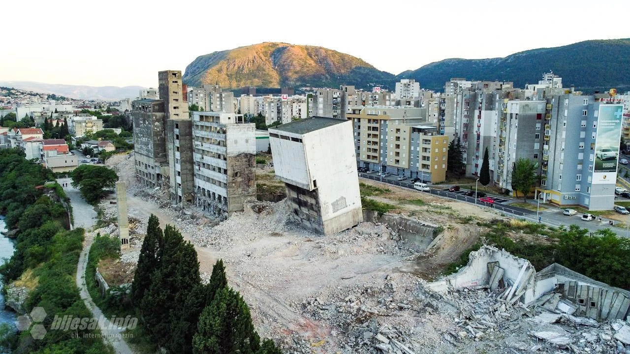 VIDEO | Novi pokušaj: Zgrada u Mostaru ne mrda