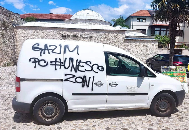Brutalna poruka u Mostaru