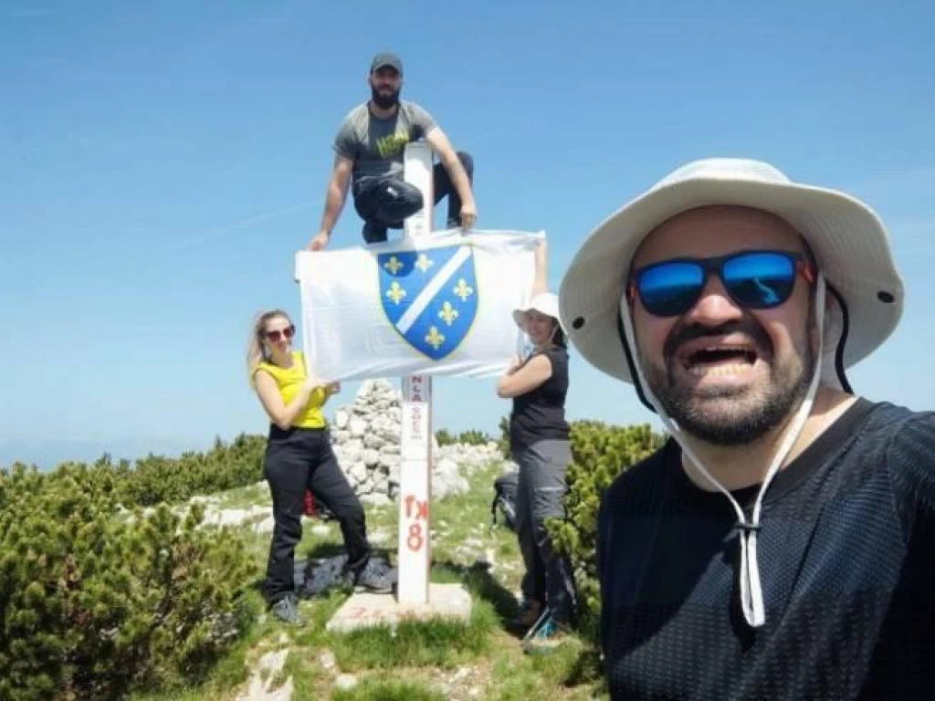 Planinari se popeli na križ i istaknuli zastavu s ljiljanima