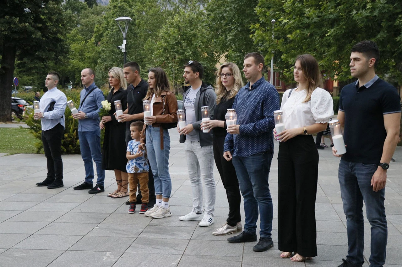 Svijeće i bijele ruže za osmero poginule djece iz Viteza