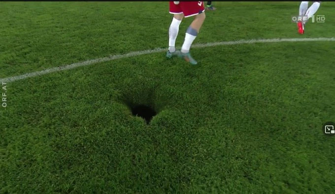 Istražuje se neobična rupa na travnjaku stadiona u Beču