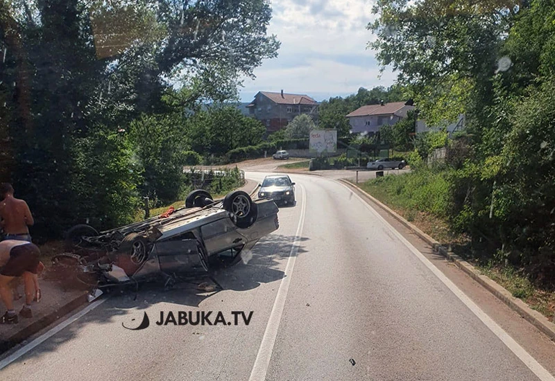 Kočerin: Mercedes završio na krovu