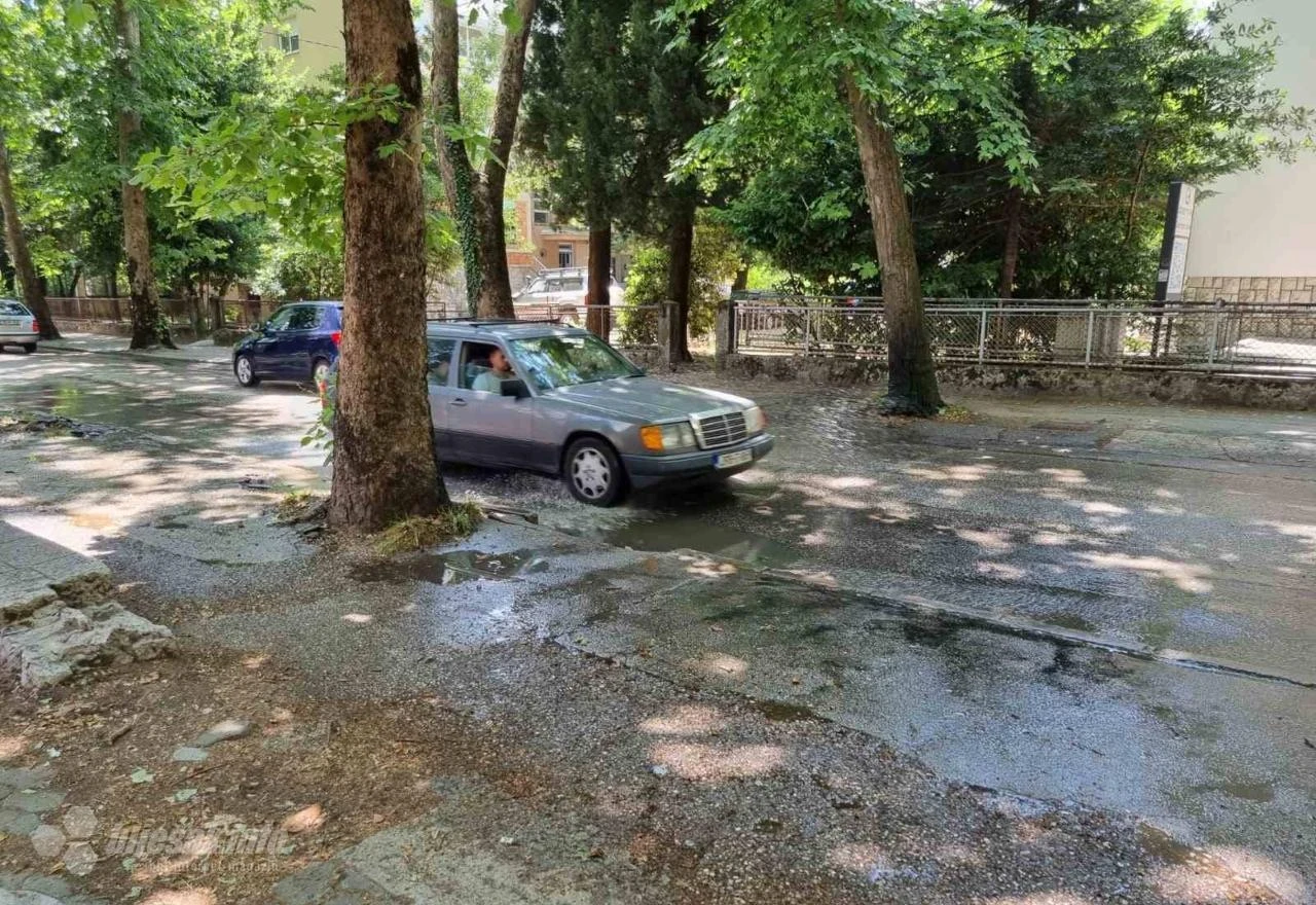 Mostar: Kanalizacija pliva ulicom, širi se nesnosan smrad 