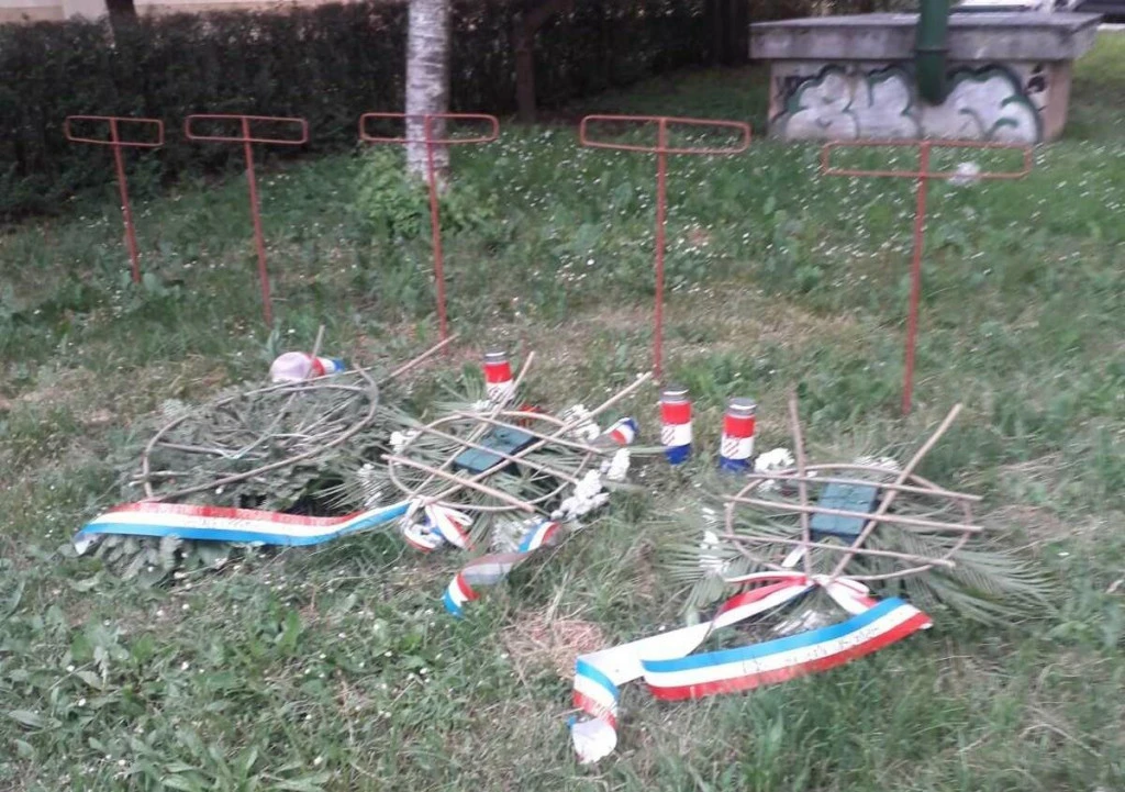 Oskvrnut spomenik hrvatskim braniteljima u Jelahu i razbacani vijenci za hrvatske branitelje u Sarajevu