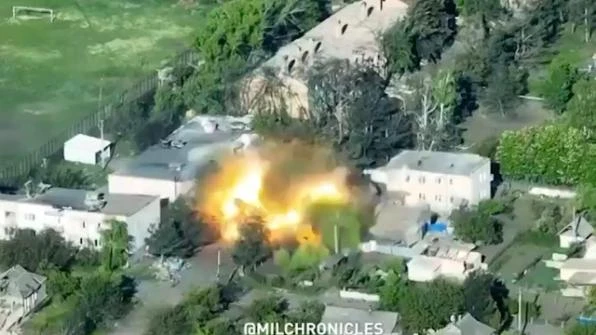 Rusi termobaričnim bombama bez milosti uništavaju stambeno naselje