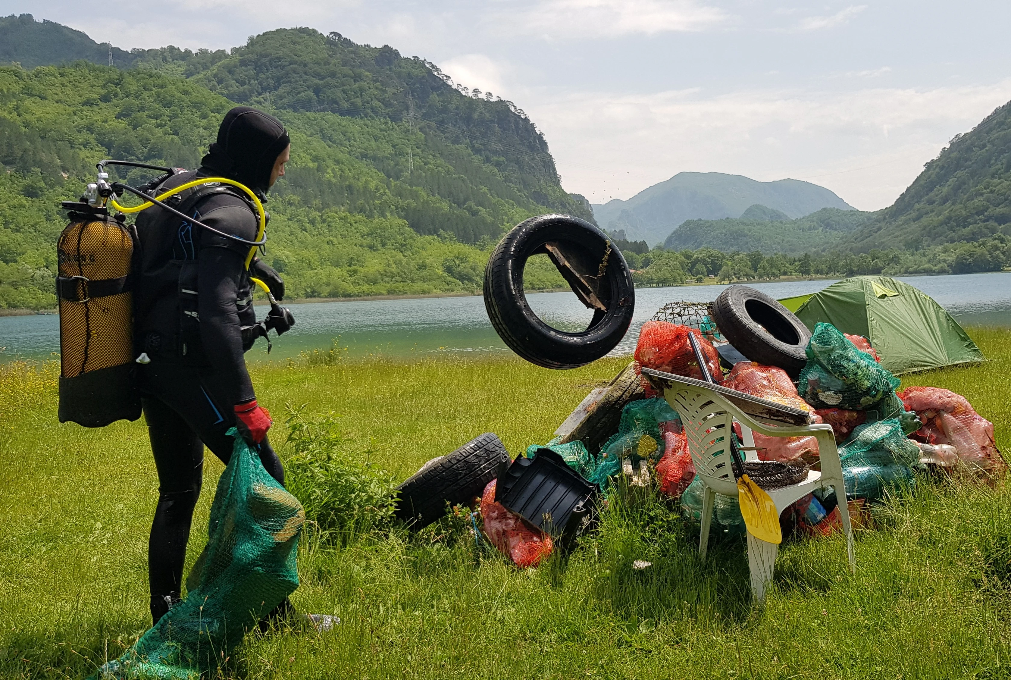 Iz Boračkog jezera uklonjeno 300 kg čvrstog otpada
