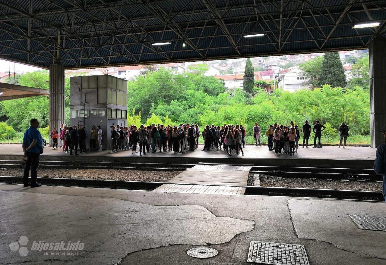Putnici ogorčeni: Ponovno sjedili na podu, neki ostali i bez prijevoza
