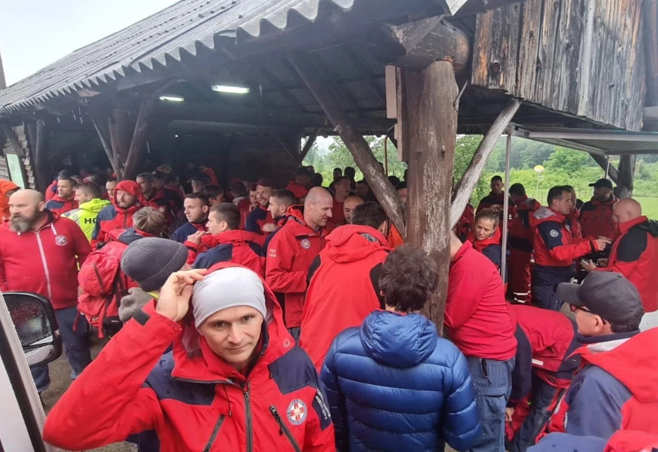 Više od 350 ljudi traži nestali zrakoplov