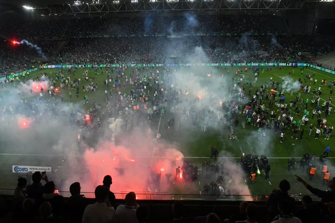 St. Etienne ispao u drugu ligu, navijači napali igrače na terenu
