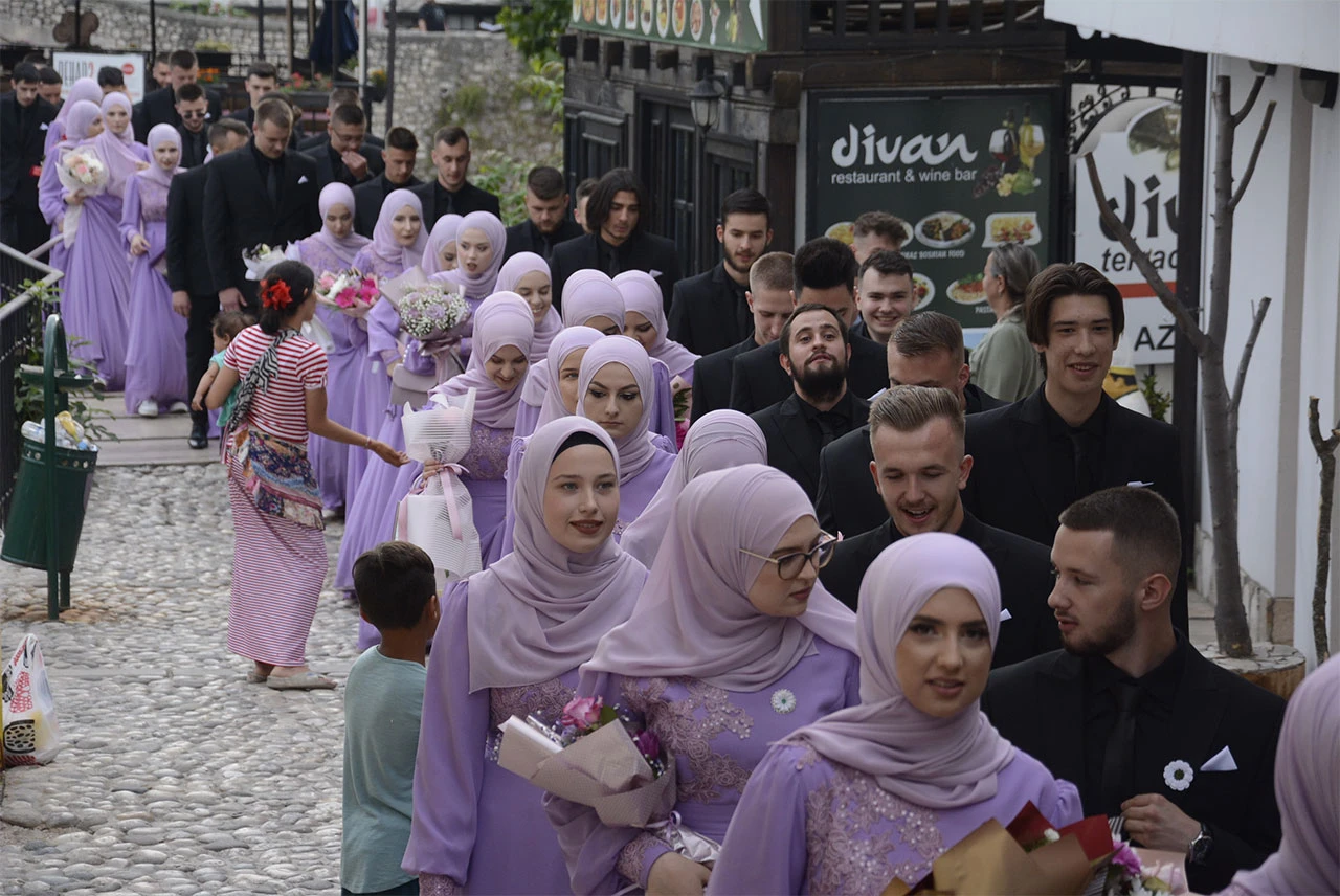 Mostar: Svečani defile maturanata Karađoz-begove medrese