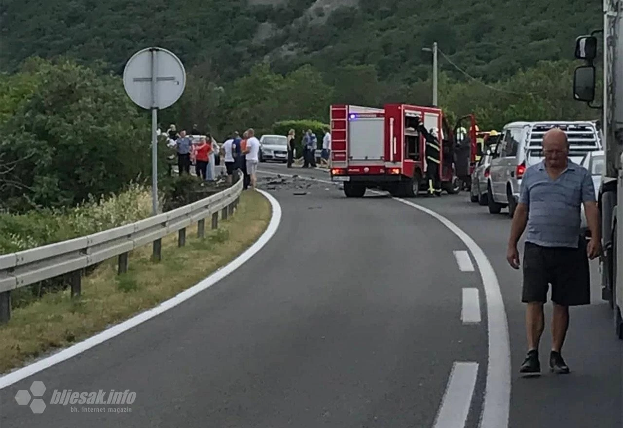 Foto: Više osoba ozlijeđeno u prometnoj kod Bune, vatrogasci izvlačili unesrećenu djevojku