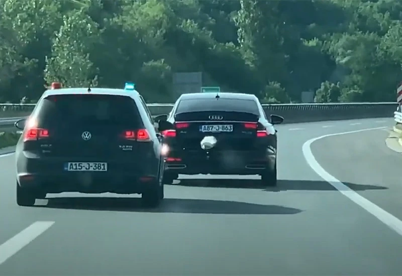 VIDEO | Čavara u službenom automobilu prevozi tendu?!