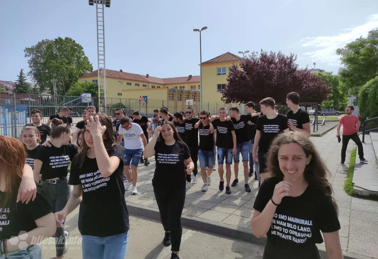 Čapljinski srednjoškolci šetnjom ulicama i uz pjesmu proslavili završetak obrazovanja