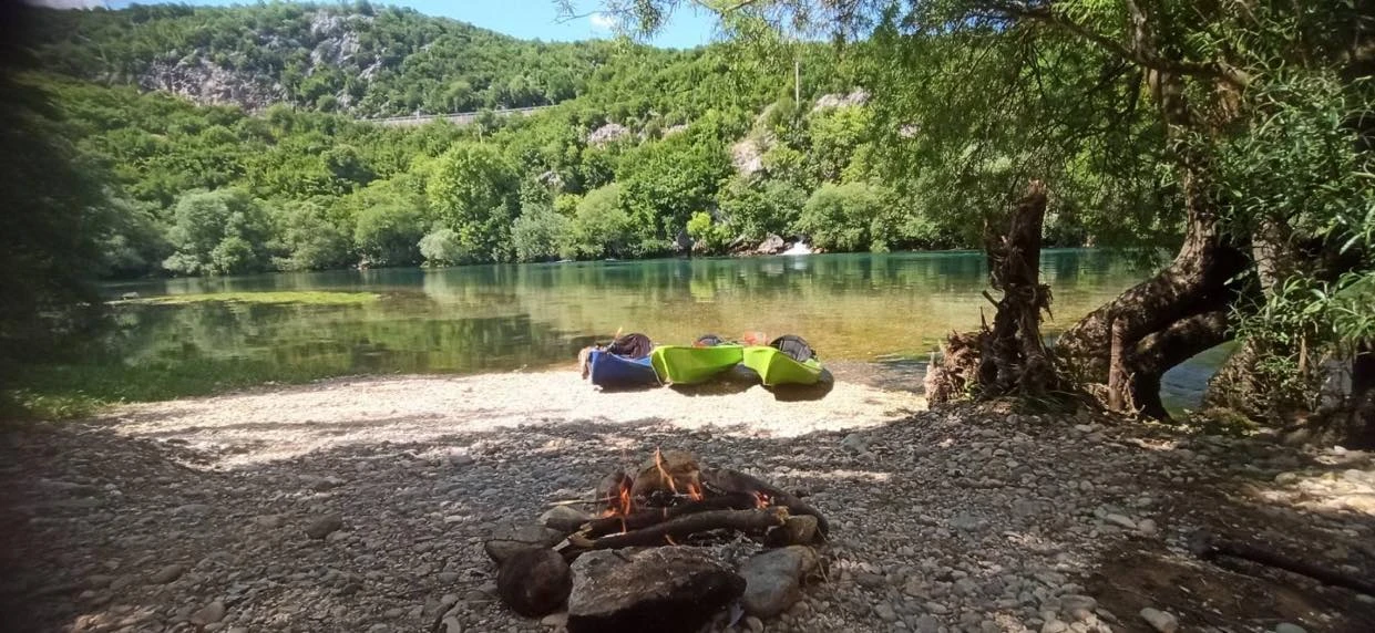 Odmaknite se od vrućine uz vožnju kajacima i jedinstvene prizore na Mostarskom jezeru