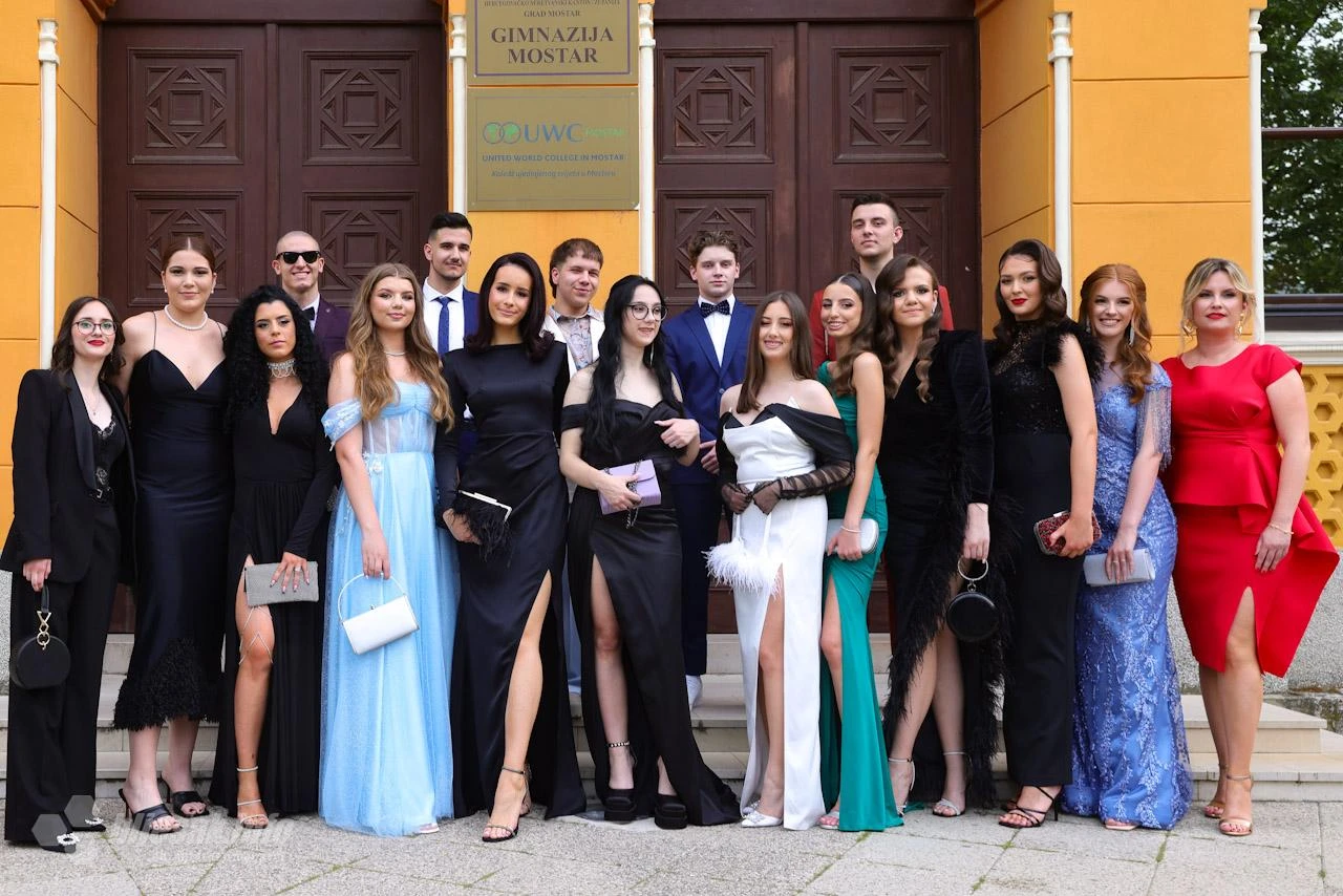 FOTO | Ljepote i glamura ne nedostaje! Mostarski gimnazijalci zasjali na maturalnoj zabavi