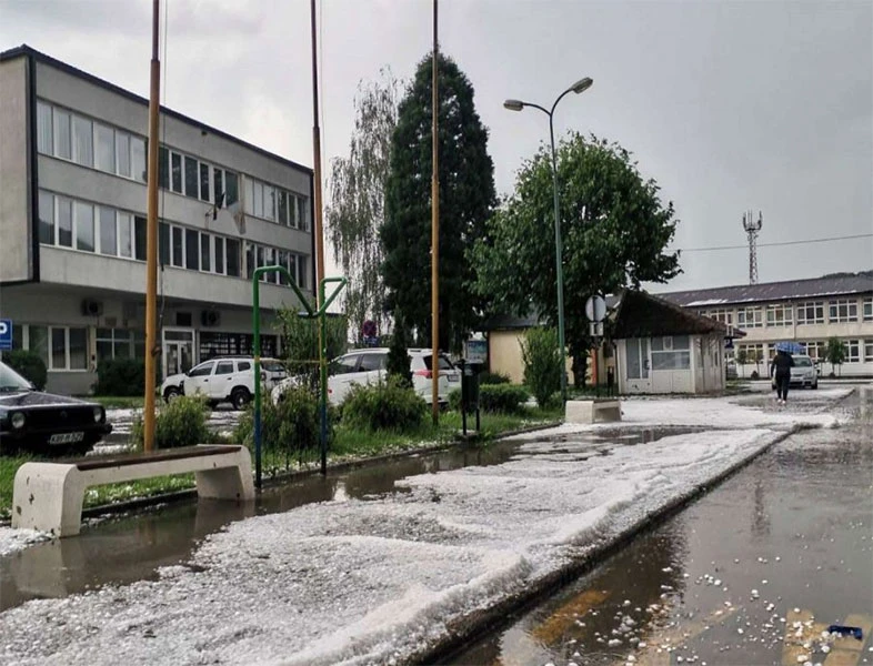 Veliko nevrijeme zahvatilo Busovaču: Ulice prekrivene ledom