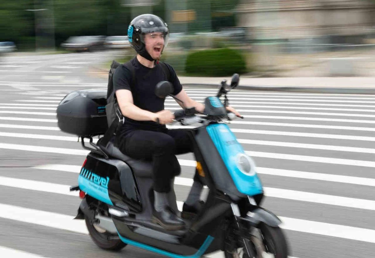 Pijan autom sletio u kanal, kupio moped od prolaznika pa se zaputio u kafić