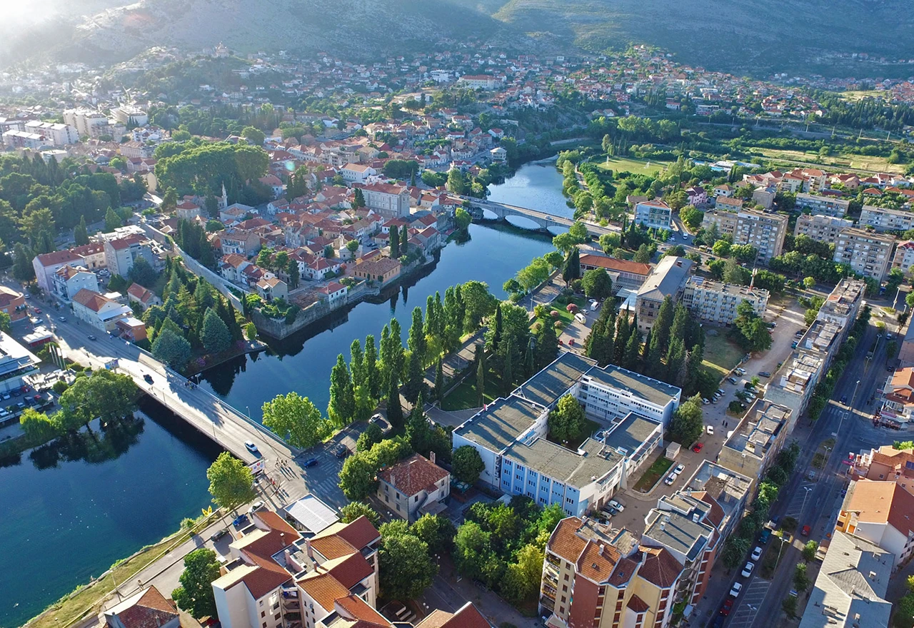 Veliki broj turista boravi u Trebinju, za manje novca uživa u kvalitetnoj ponudi 