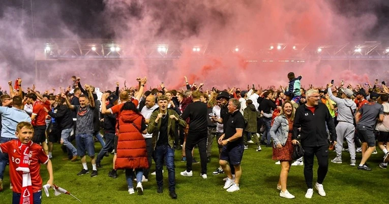 VIDEO: Navijač glavom nokautirao igrača suparničkog kluba