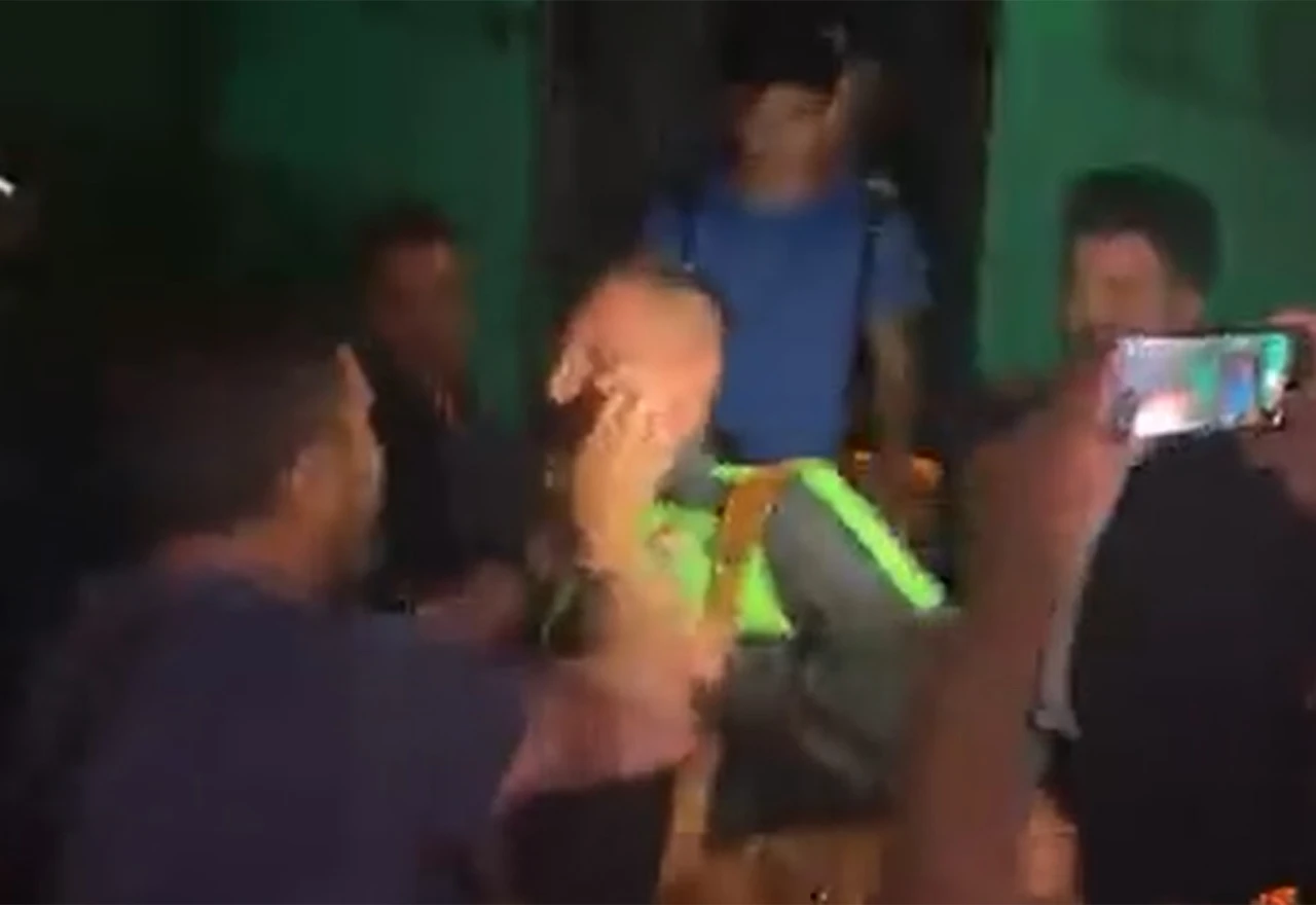 VIDEO: Navijači napali vlastitu momčad, najgore prošao kapetan