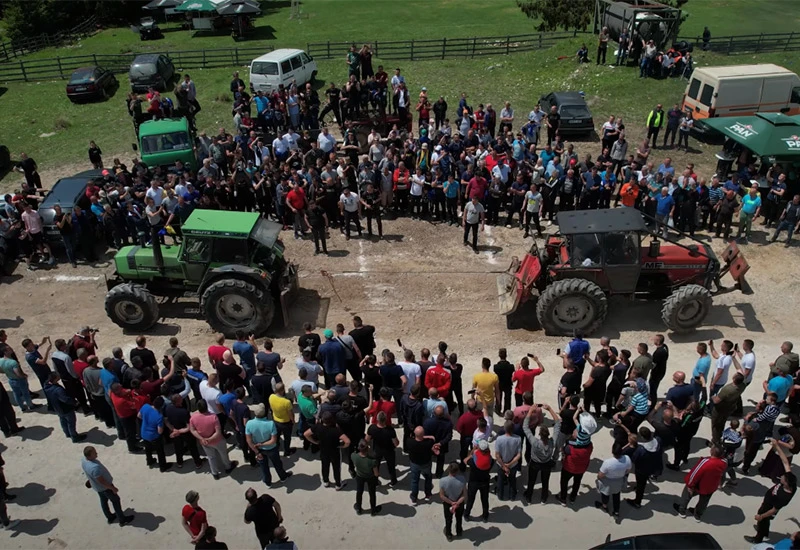  Imamo i to: Traktor protiv traktora   