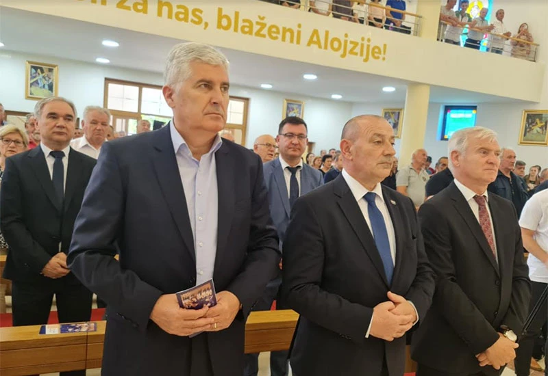 Čoviću plaketa za pomoć u očuvanju digniteta Domovinskog rata