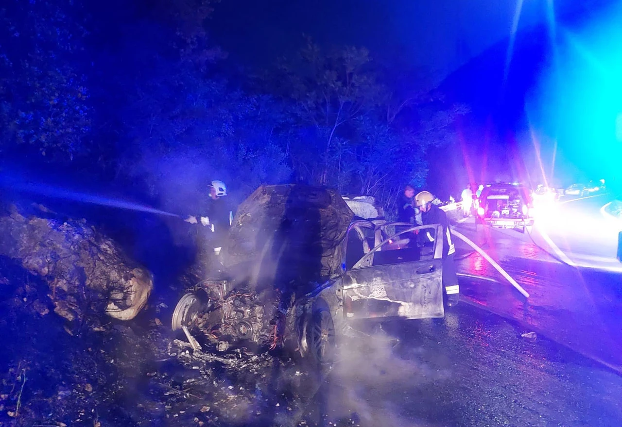 Mostar: Gorjeli automobil i skuter