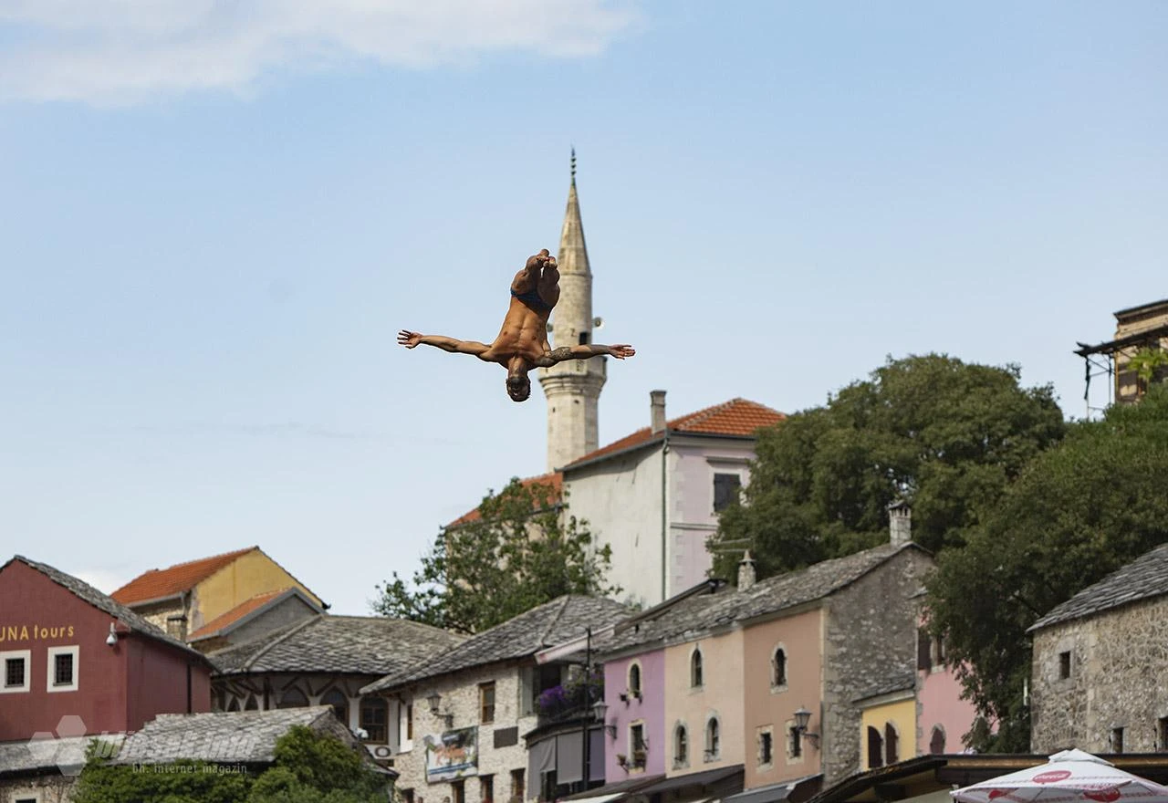 Hrabri mostarski skakači spasili život turistu nakon skoka sa Starog mosta
