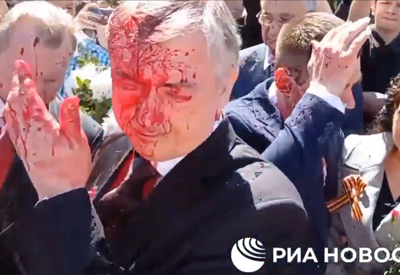 VIDEO | Incident u Poljskoj: Ruskog veleposlanika polili crvenom bojom na groblju