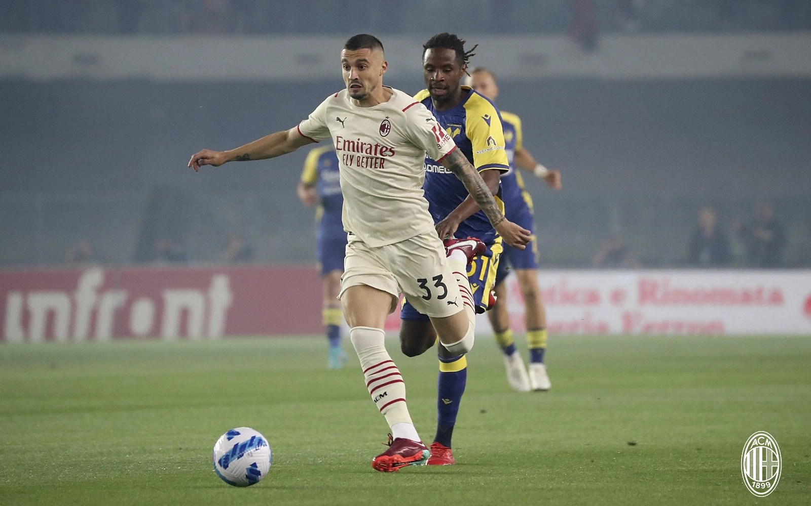 Milan se pobjedom u Veroni vratio na vrh