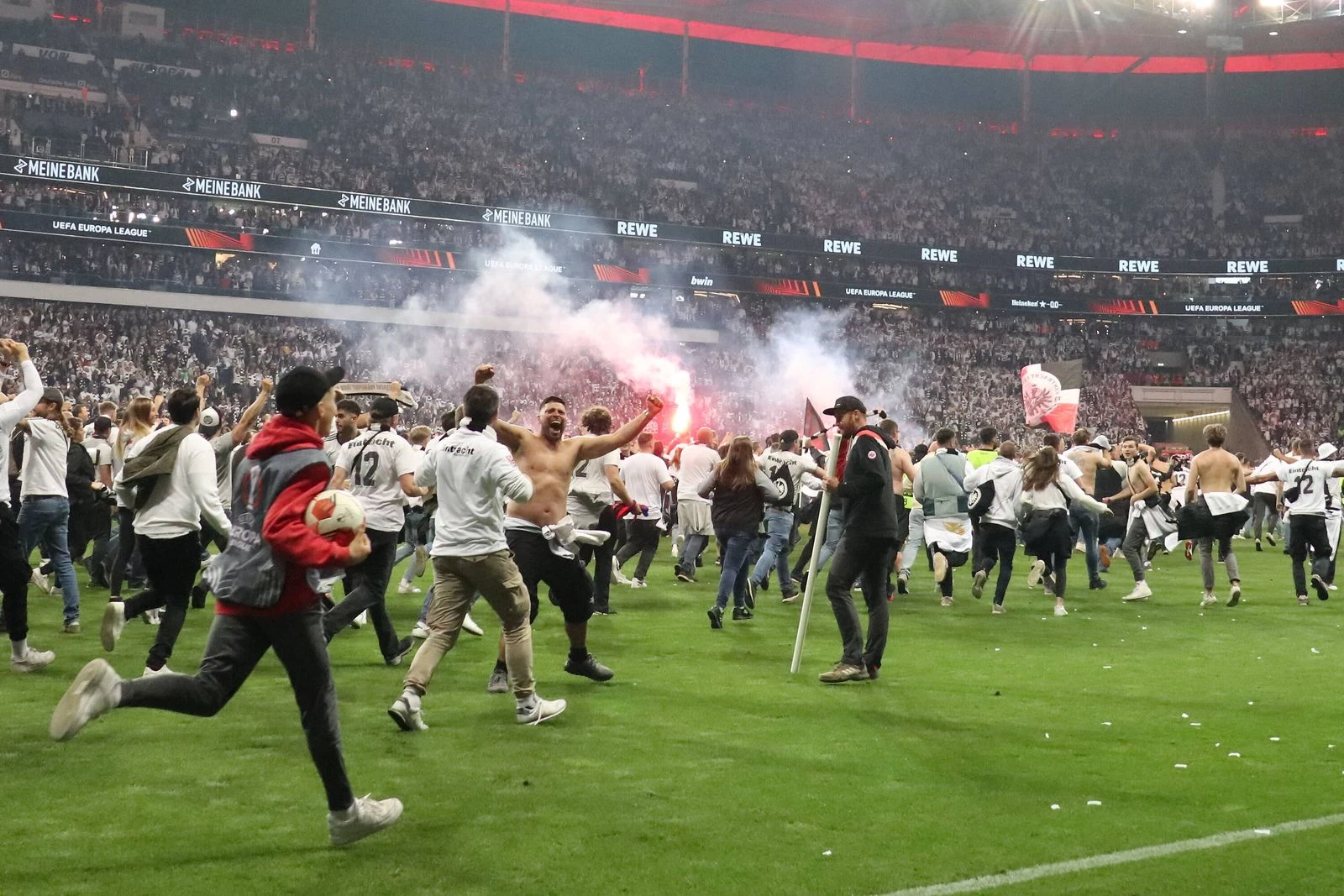 Neopisivo: Navijači Eintrachta u transu jurnuli na teren Waldstadiona