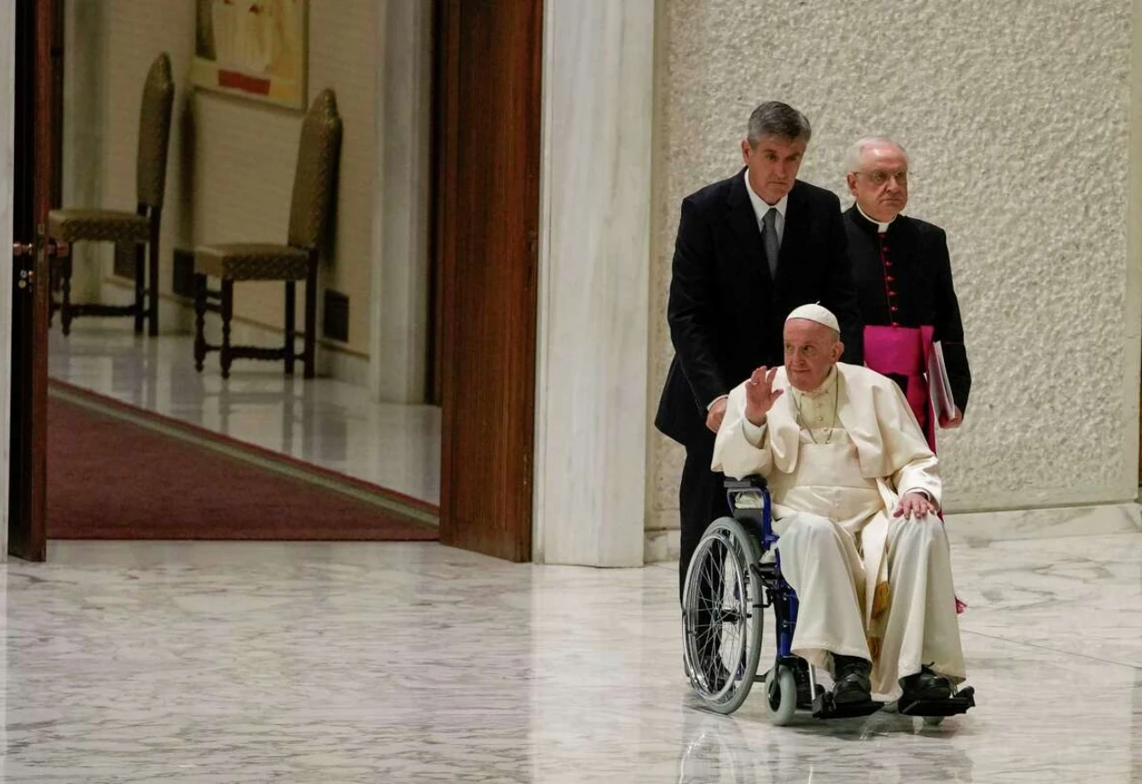 Papa po prvi put u javnosti u invalidskim kolicima
