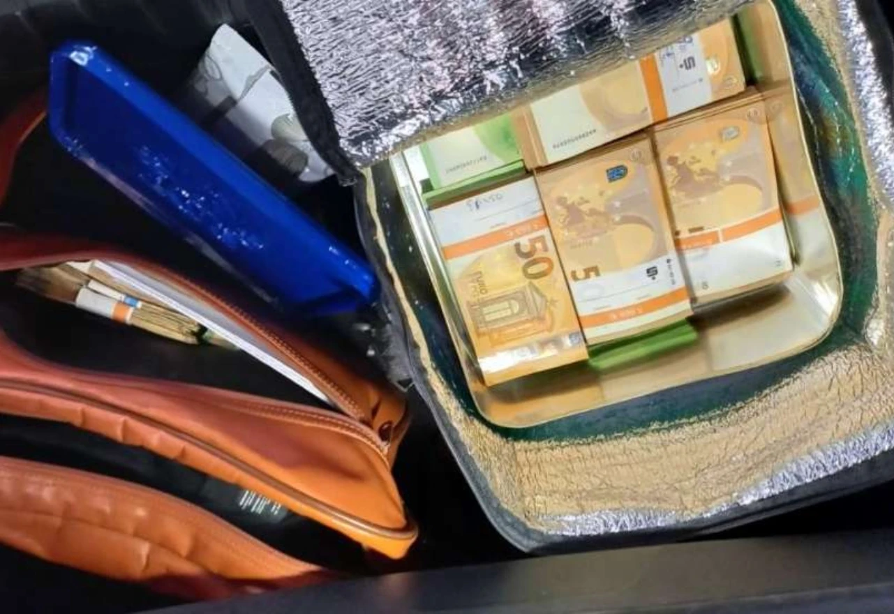 U ručnom hladnjaku sakrio 73.000 eura