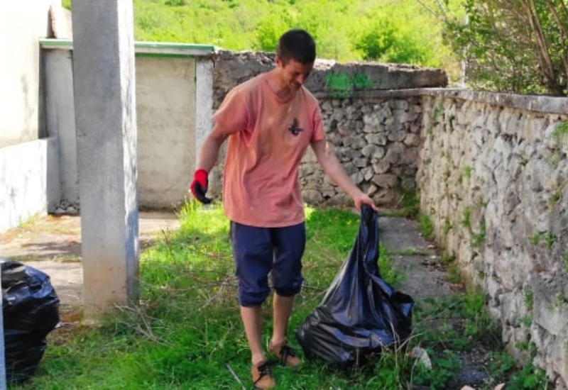 Iz dvorišta škole 'izvučeno' 12 vreća smeća 