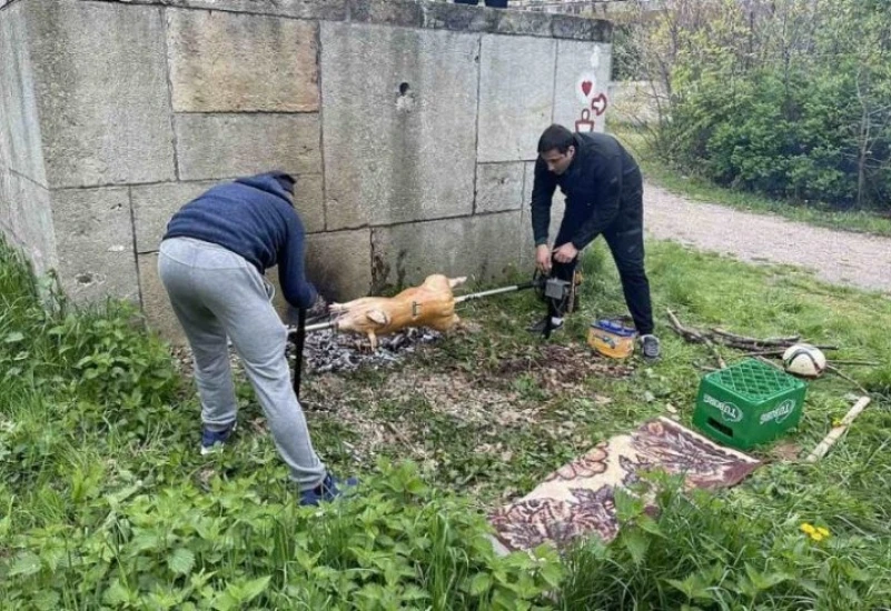 Spomenik iskoristili kao zaklon za ražanj