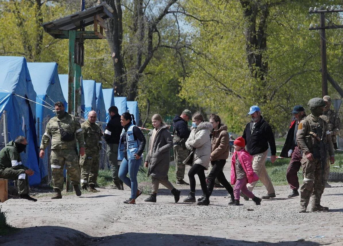 Iz Azovstala evakuirano stotinjak civila