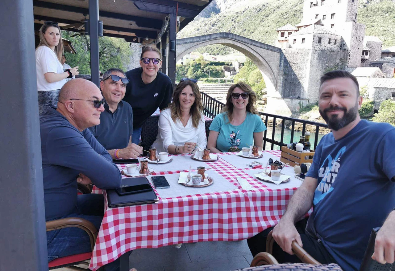 Turisti okupirali Mostar, hoteli puni, u restoranima se traži mjesto više