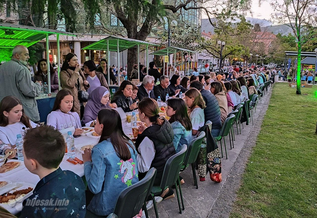 Više od tisuću ljudi na iftaru na Trgu Musala
