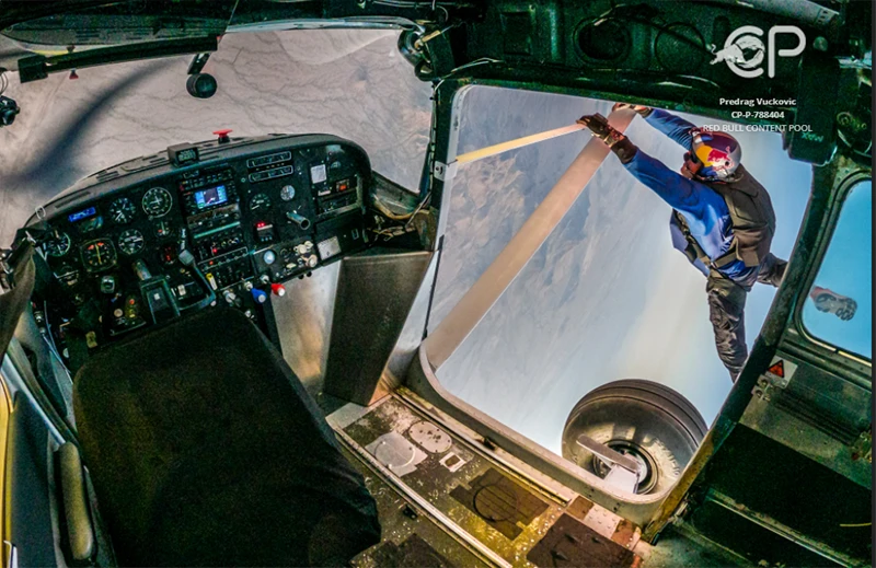 Pilot u tijeku leta prešao u drugi avion i uspješno ga prizemljio