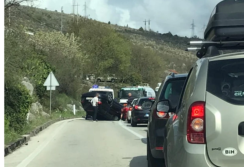 Međine: Automobil završio na krovu