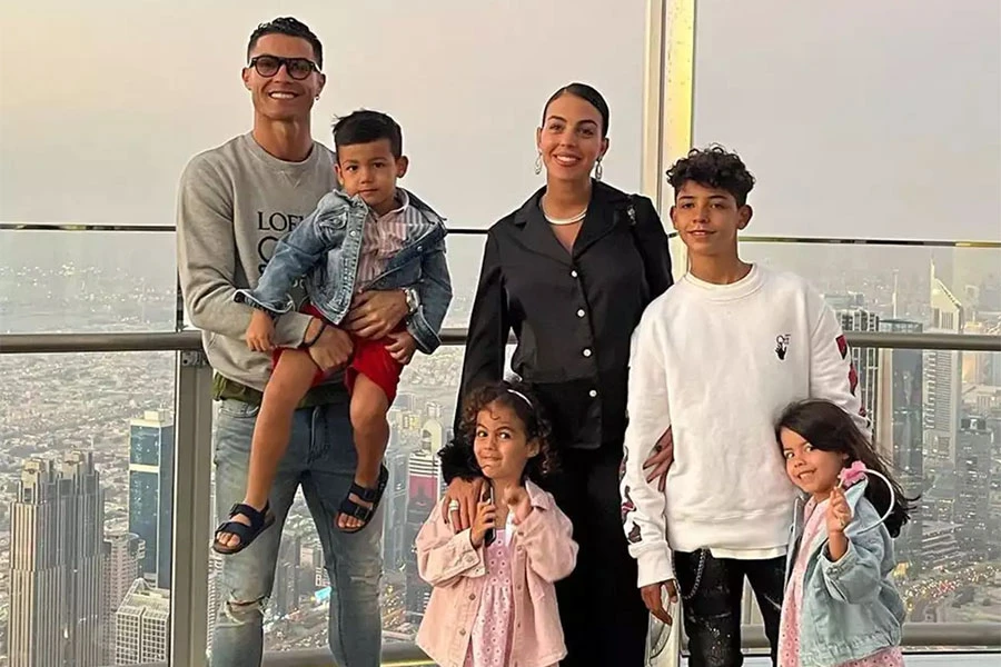 Ronaldo objavio sliku s obitelji: Gio i naša djevojčica konačno su s nama
