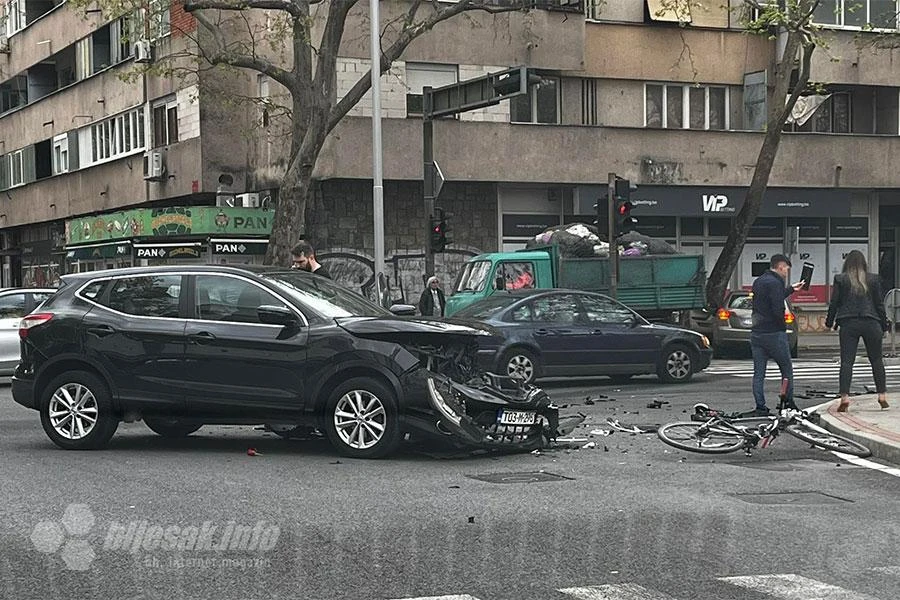 U silovitom sudaru kod Mostarke Audi završio u stablu, dvije osobe ozlijeđene