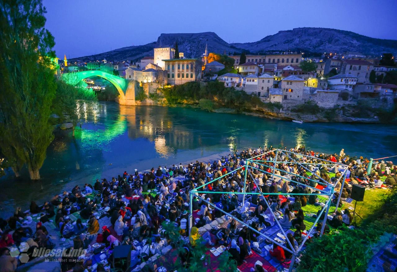 Veliki broj mladih iftario ispod Starog mosta