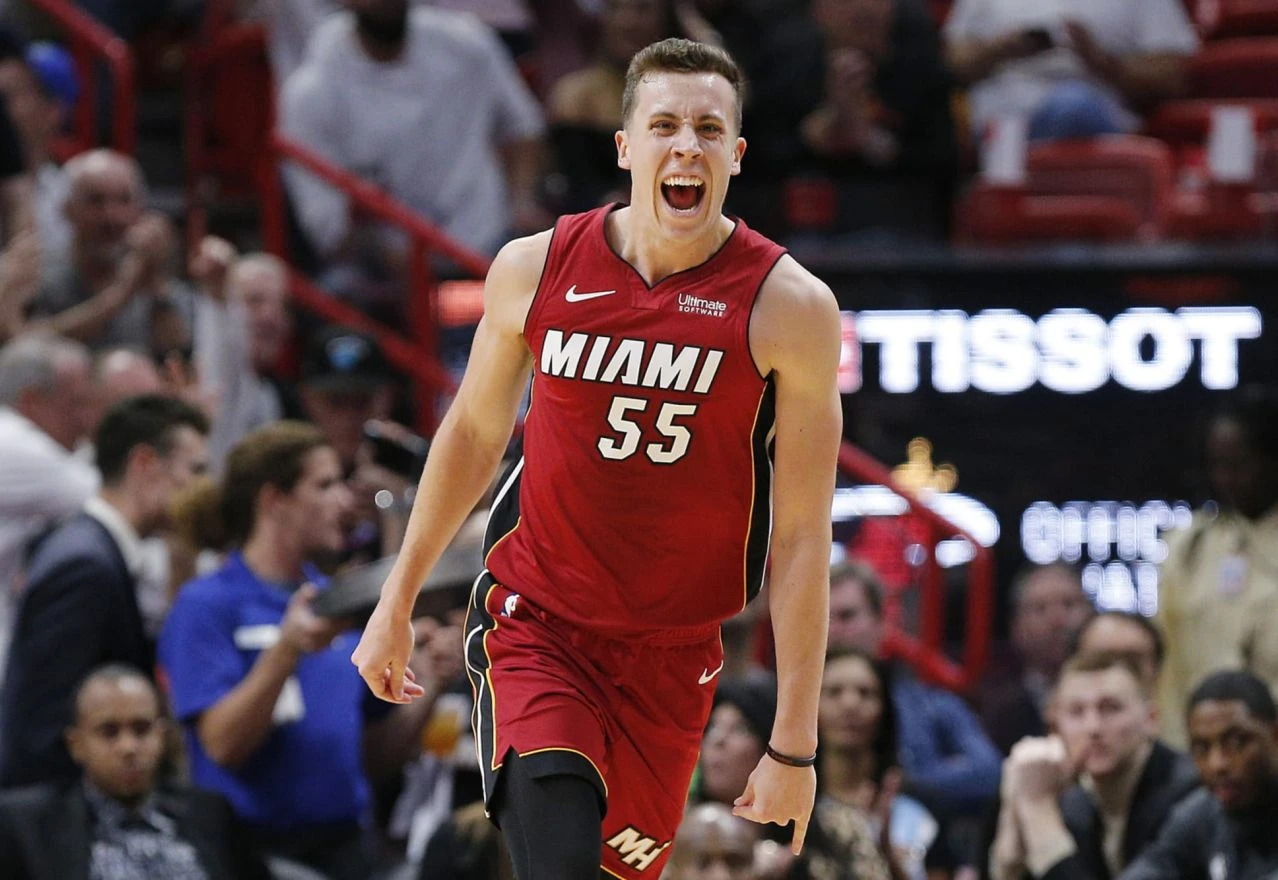 Prvaci krenuli pobjedom, Miami uništio Hawkse